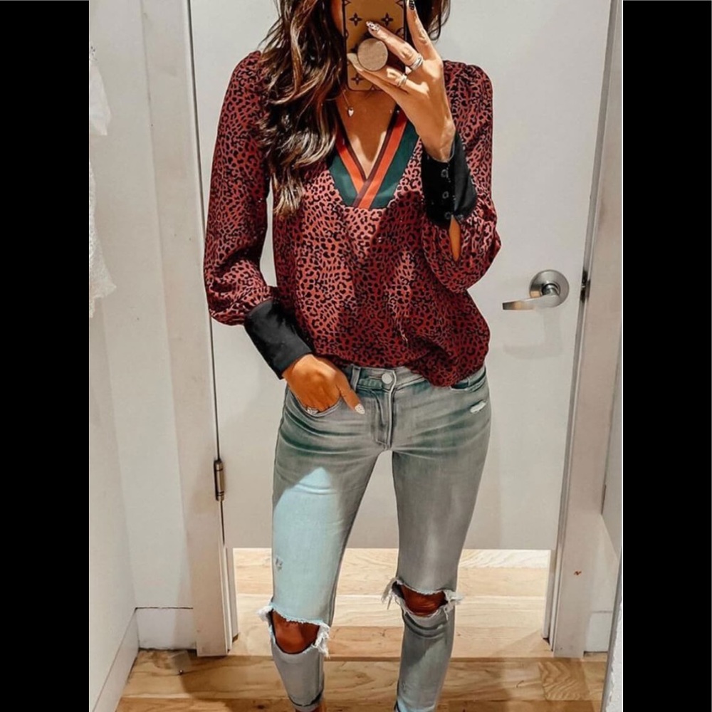 💋Unique V-Neck Wine Red & Black W/ Black Button Up  Cuffs Blouse